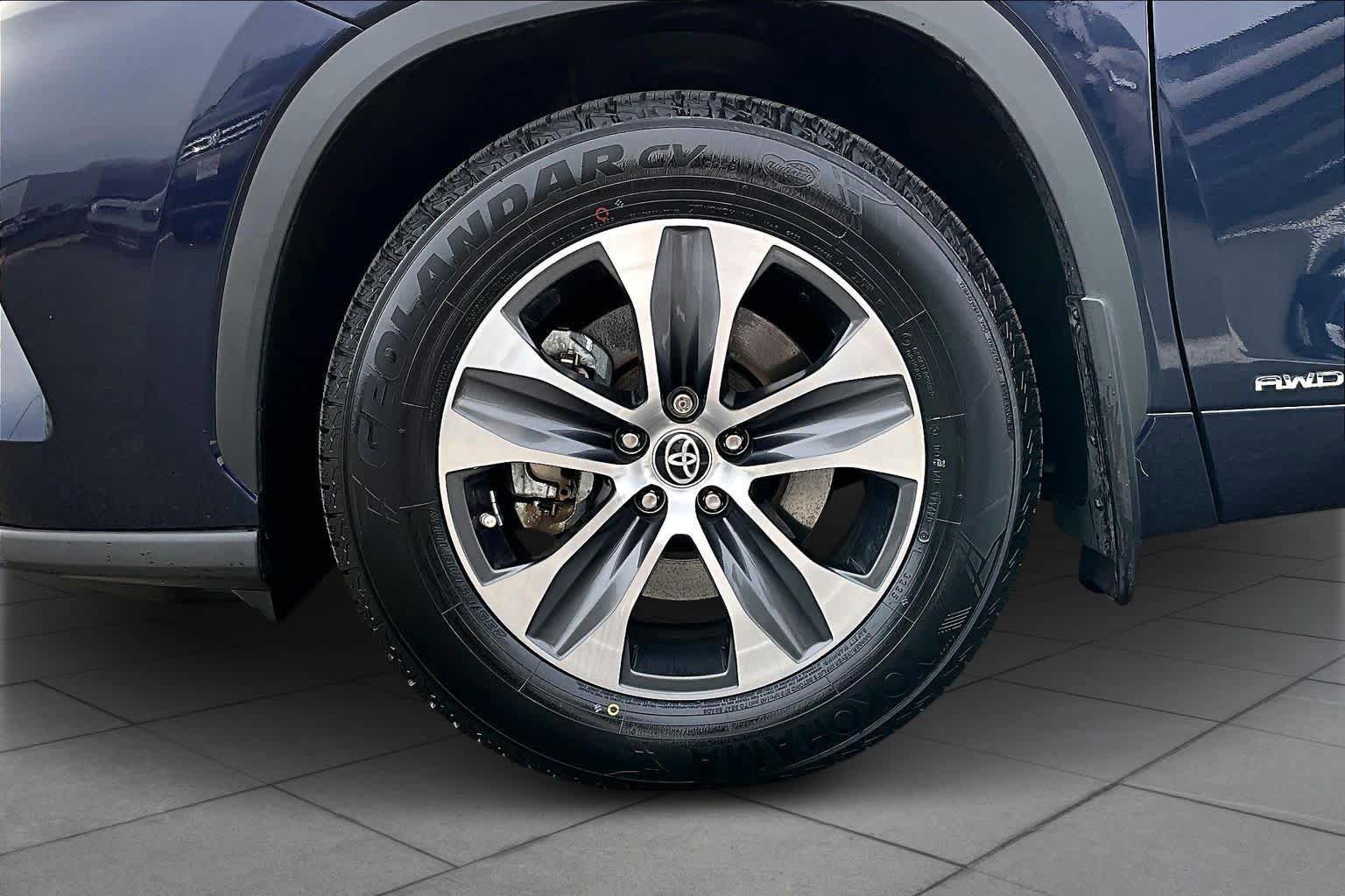 Used 2022 Toyota Highlander XLE AWD/4WD image 11