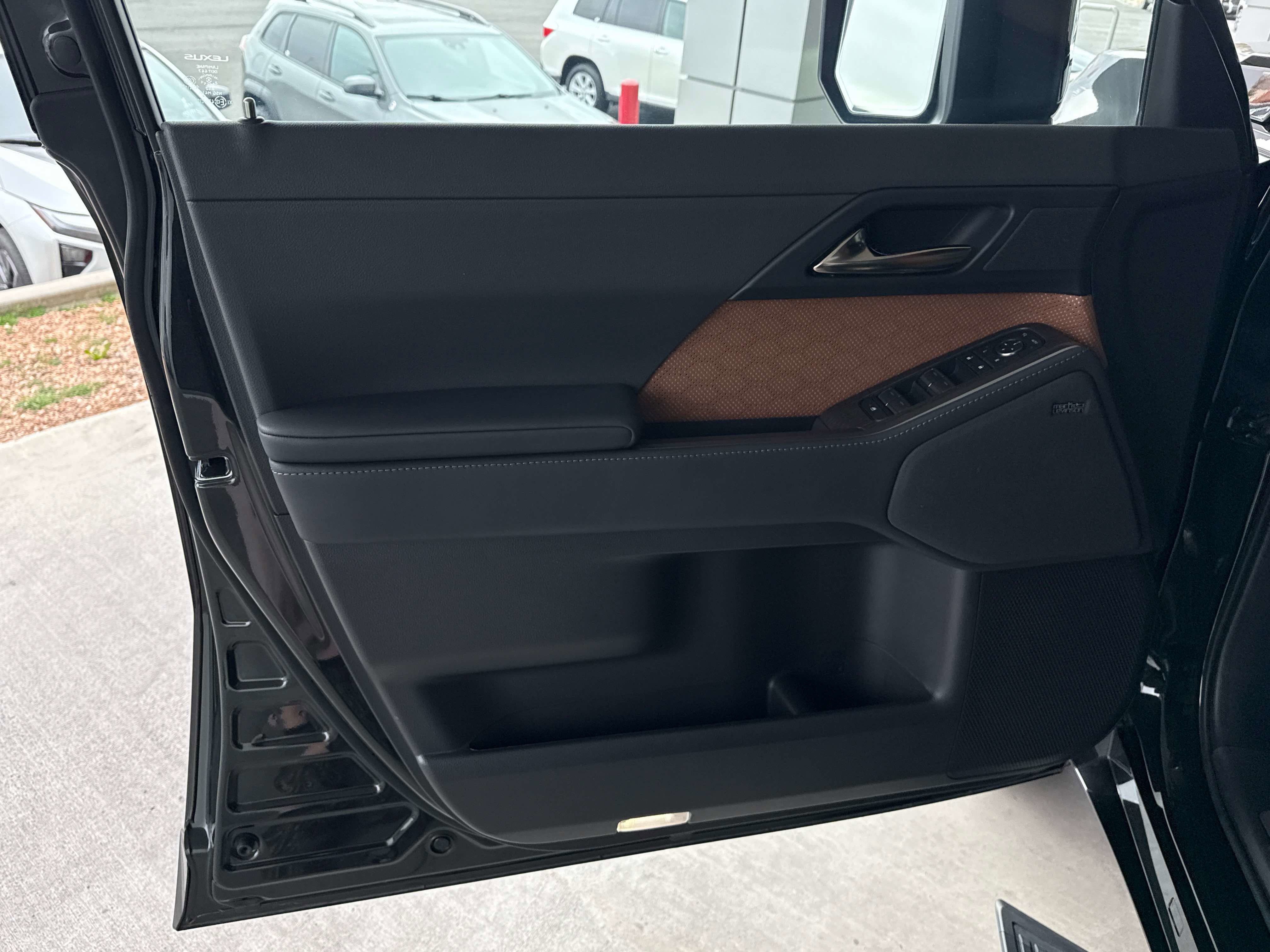 Used 2025 Lexus GX 550 w/ Accessory Package (2T) image 12