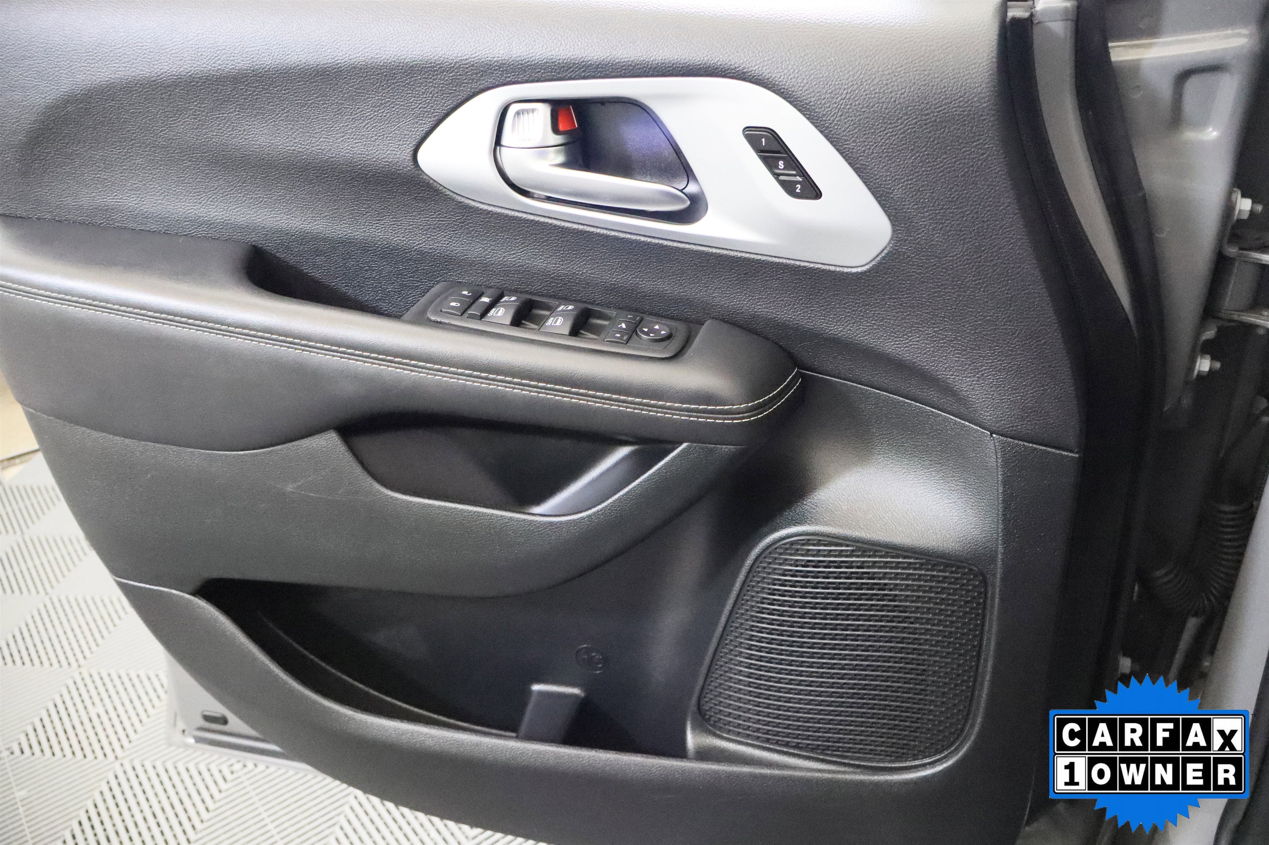 Used 2025 Chrysler Pacifica Limited image 35