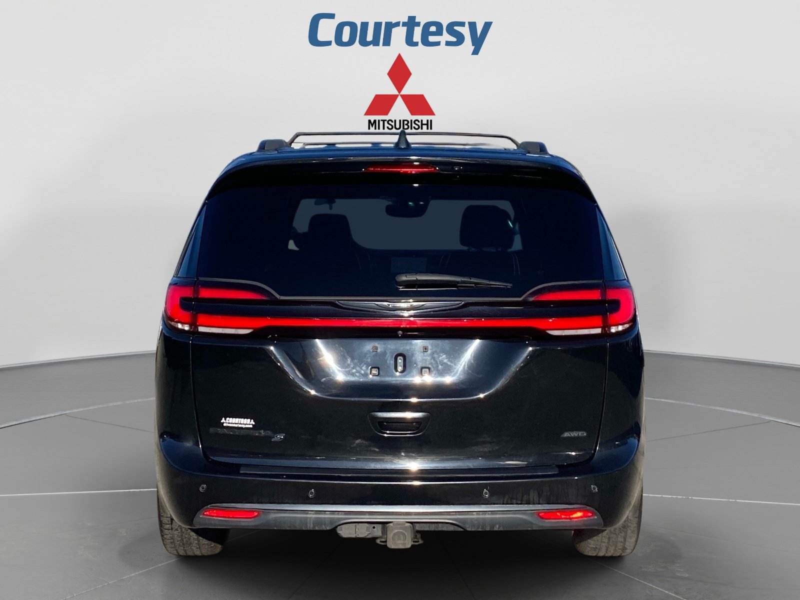 Used 2021 Chrysler Pacifica Touring-L w/ Premium & Safety Sphere Group AWD/4WD image 4