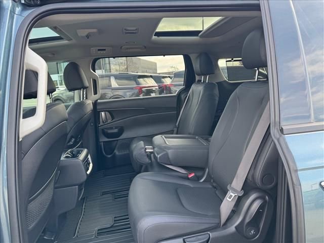 Certified 2025 Kia Carnival SX Prestige image 8