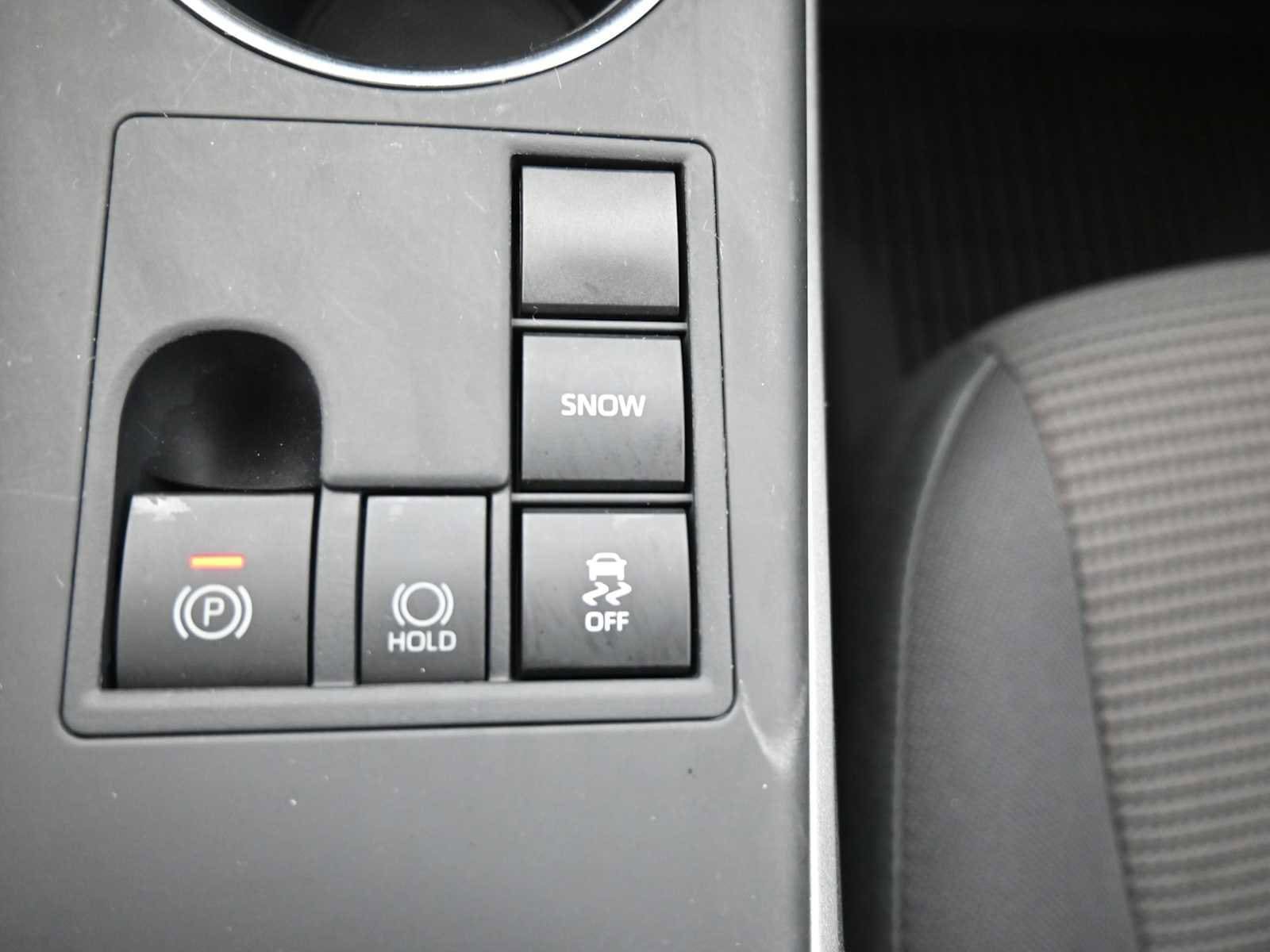 Used 2025 Toyota Highlander LE FWD image 9