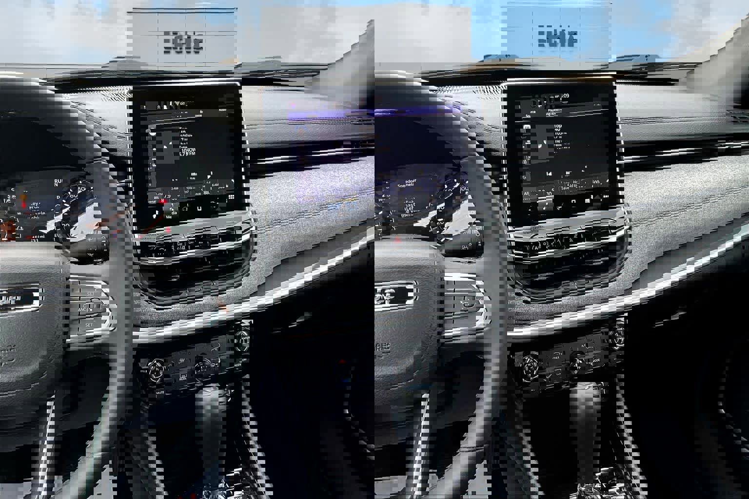 Used 2024 Jeep Compass Latitude image 16