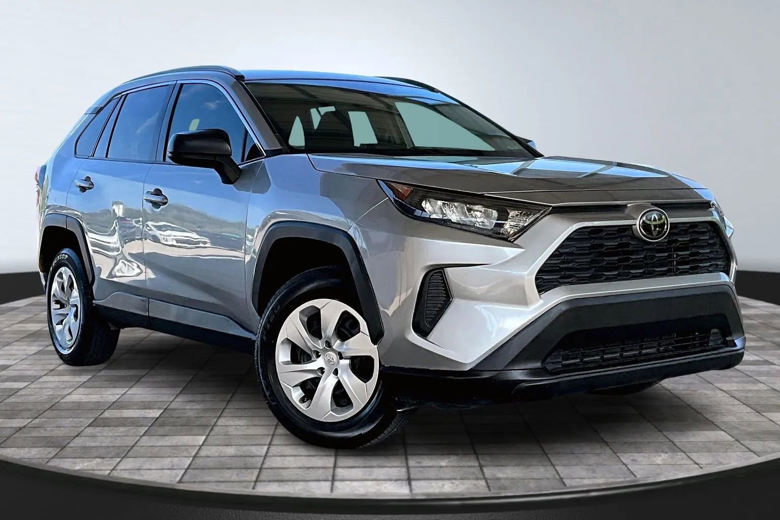 Used 2019 Toyota RAV4 LE image 3