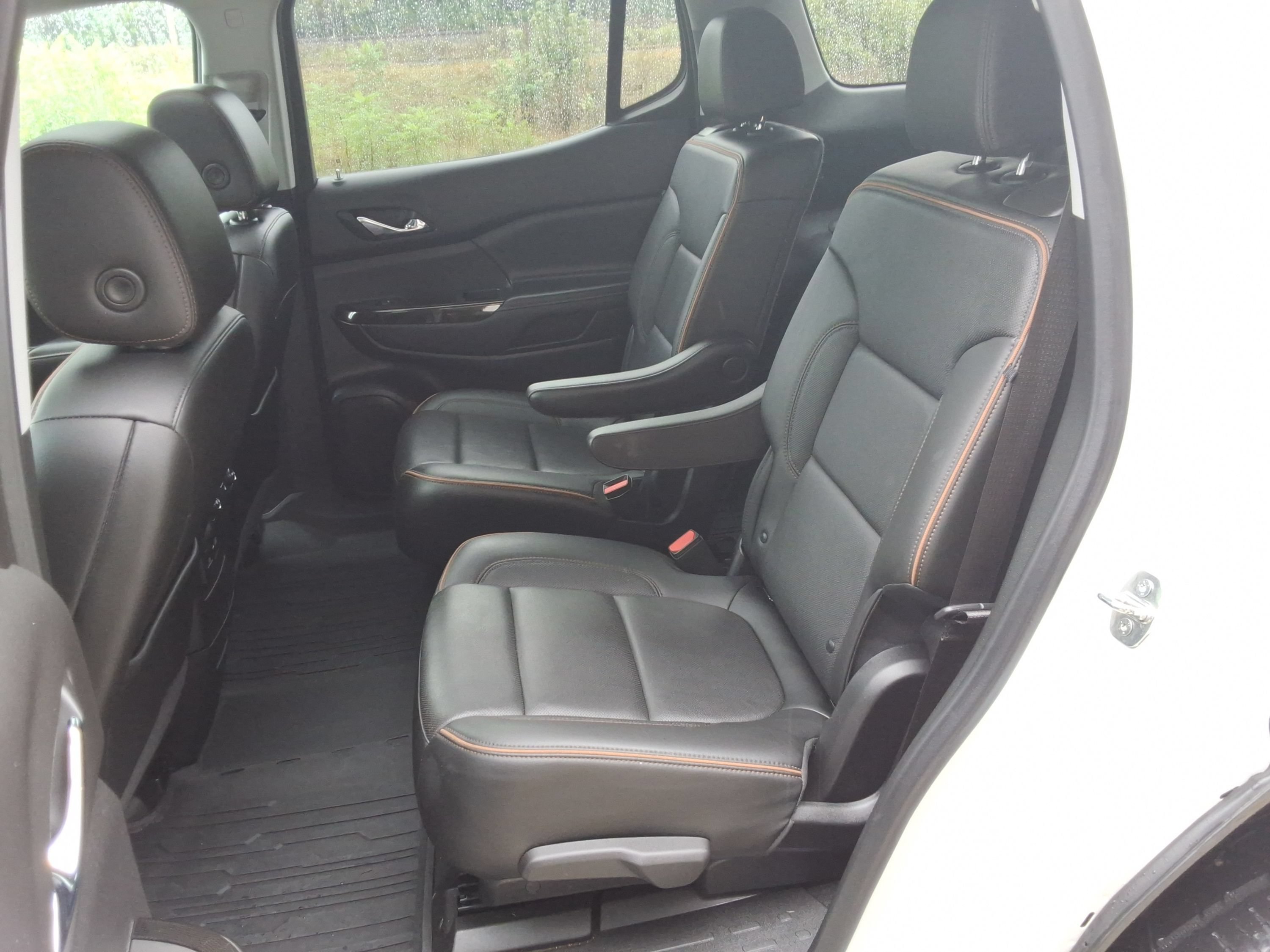 Used 2022 GMC Acadia AT4 w/ Technology Package AWD/4WD image 32