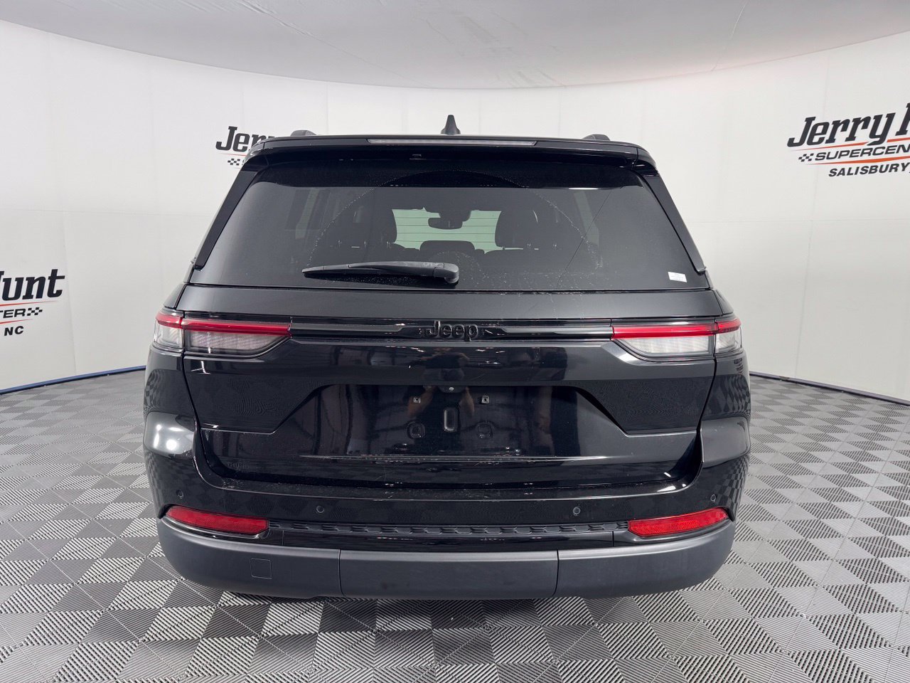 Used 2023 Jeep Grand Cherokee Altitude RWD image 8