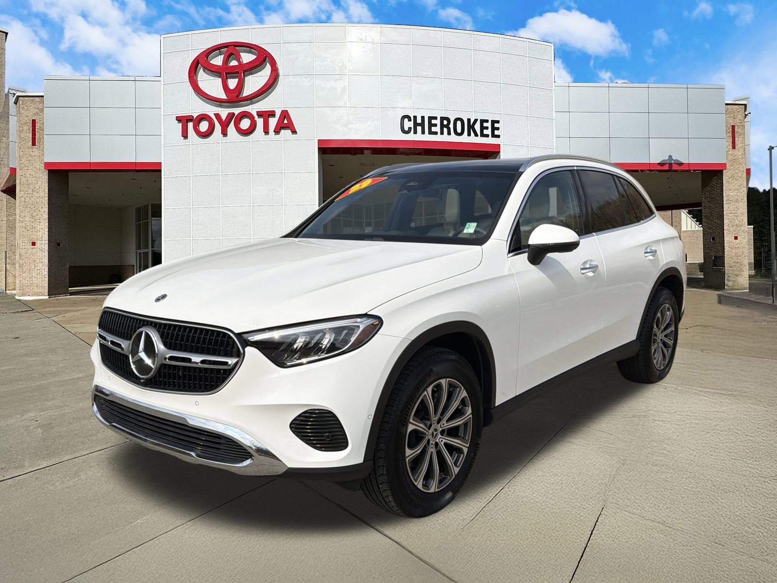 Used 2025 Mercedes-Benz GLC 300 4MATIC image 1