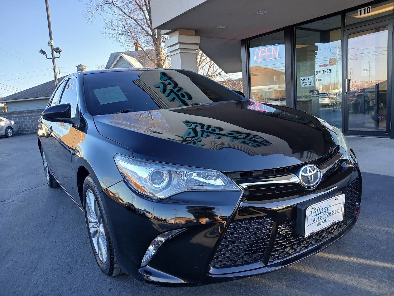 Used 2015 Toyota Camry SE FWD image 1