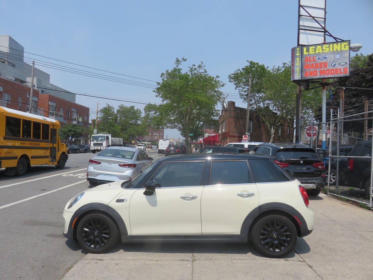Used 2019 MINI Cooper 4-Door Hardtop w/ Signature Upholstery Package FWD image 7