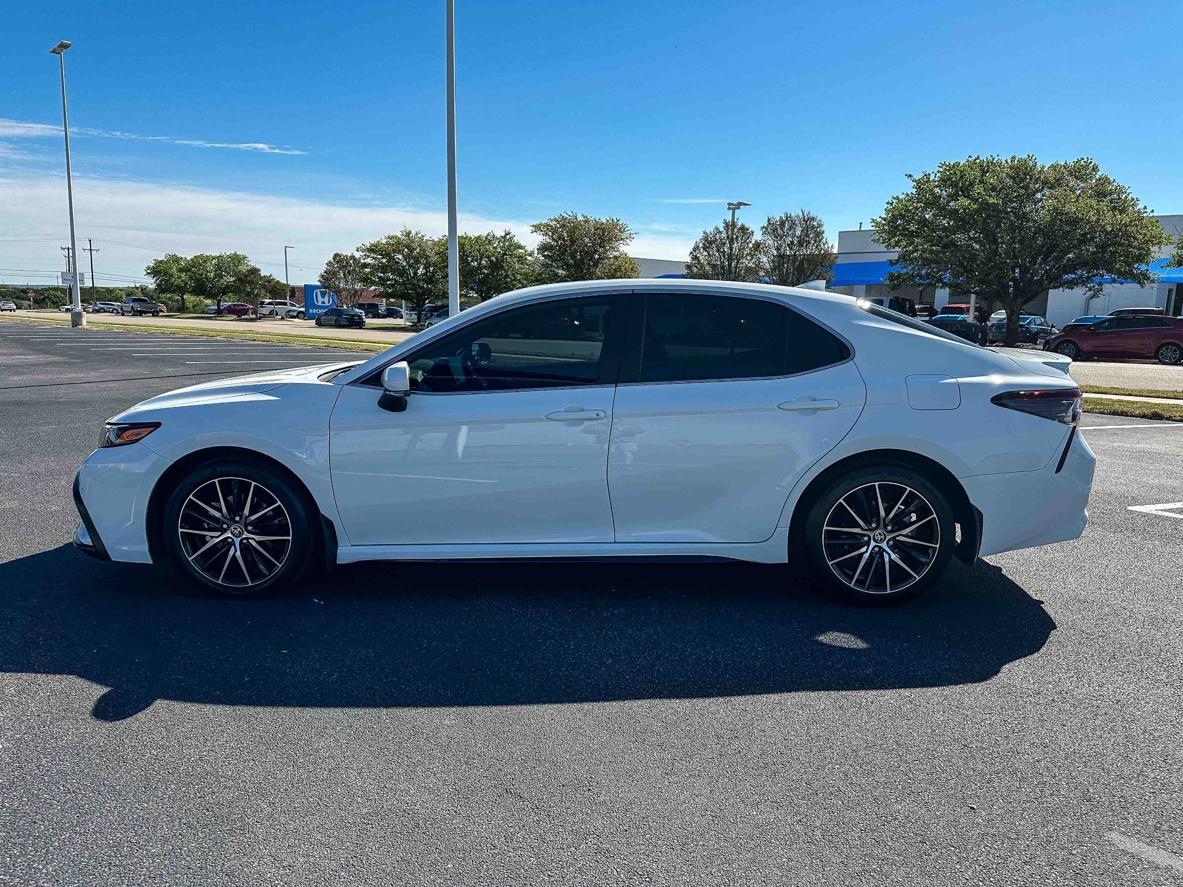 Used 2023 Toyota Camry SE image 9