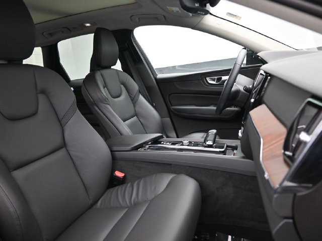 Used 2023 Volvo XC60 B5 Plus w/ Climate Package AWD/4WD image 33