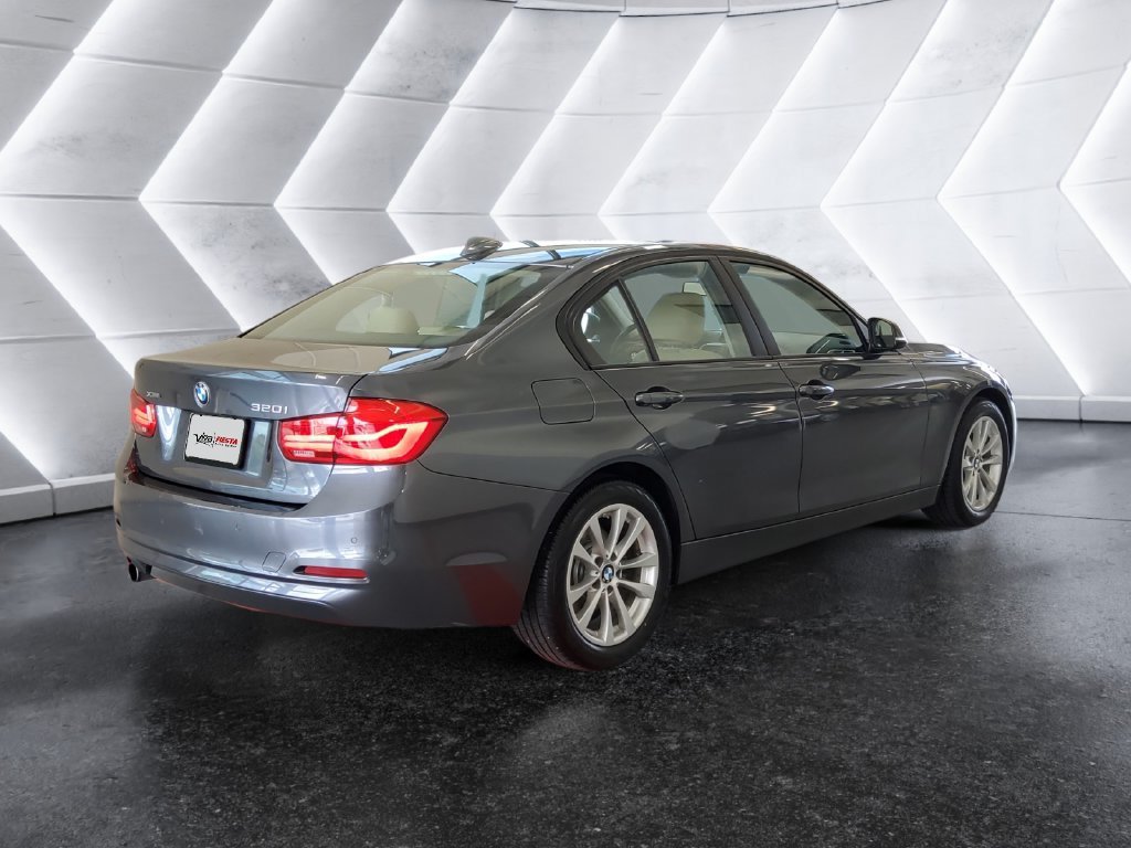 Used 2017 BMW 320i xDrive Sedan AWD/4WD image 4