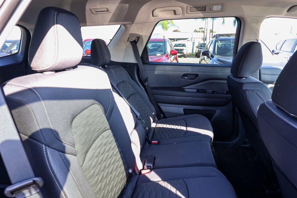 New 2025 Nissan Pathfinder SV image 18