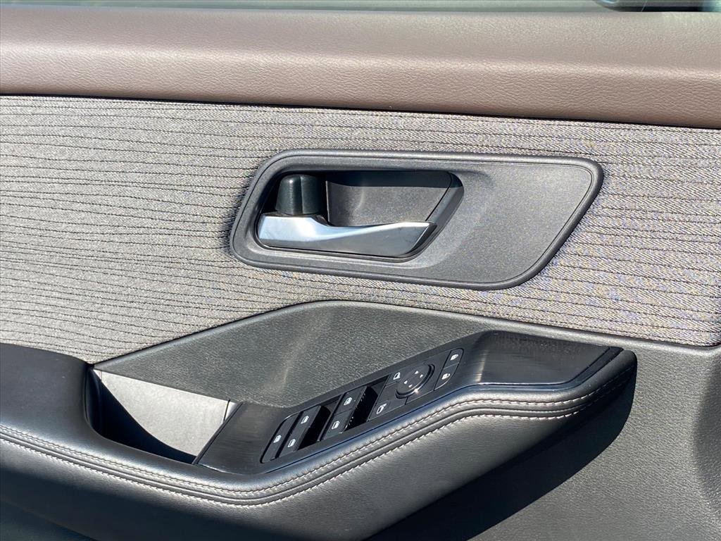 Used 2023 Nissan Rogue SV image 16