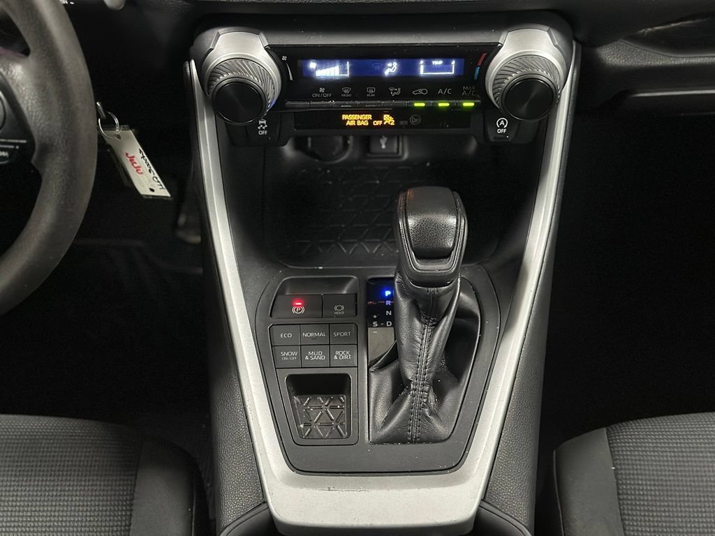 Used 2020 Toyota RAV4 LE w/ Carpet Mat Package AWD/4WD image 17