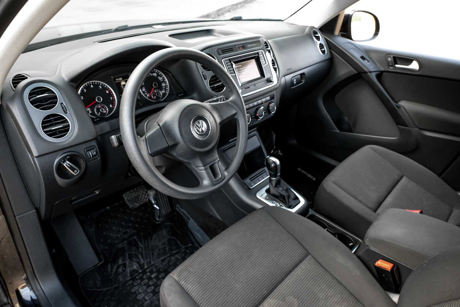 Used 2017 Volkswagen Tiguan S image 3