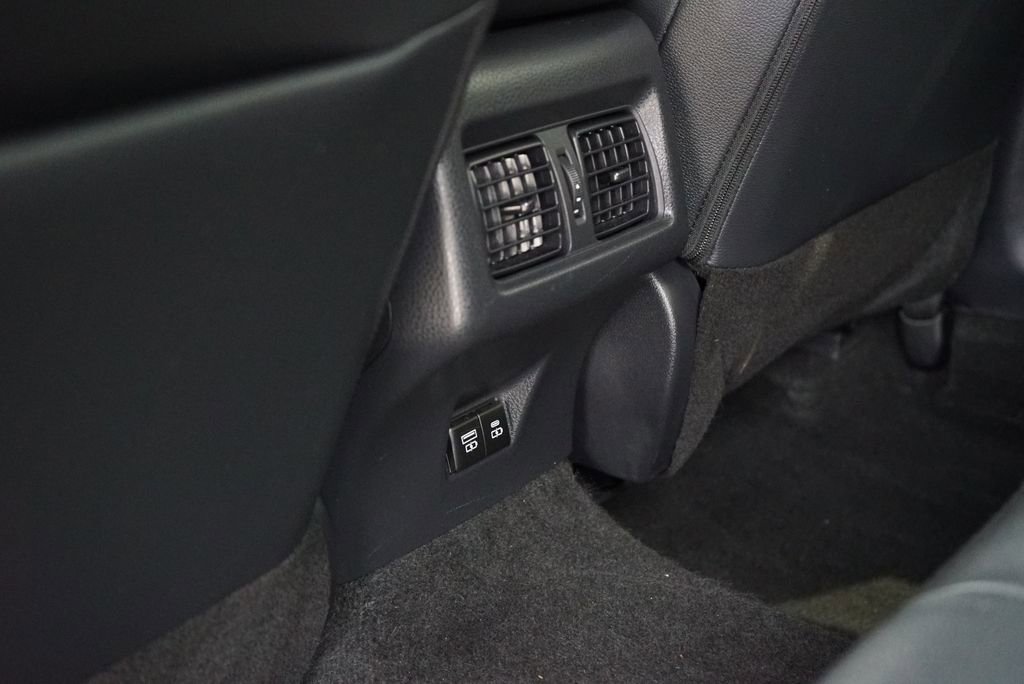 Used 2025 Toyota Camry SE FWD image 11