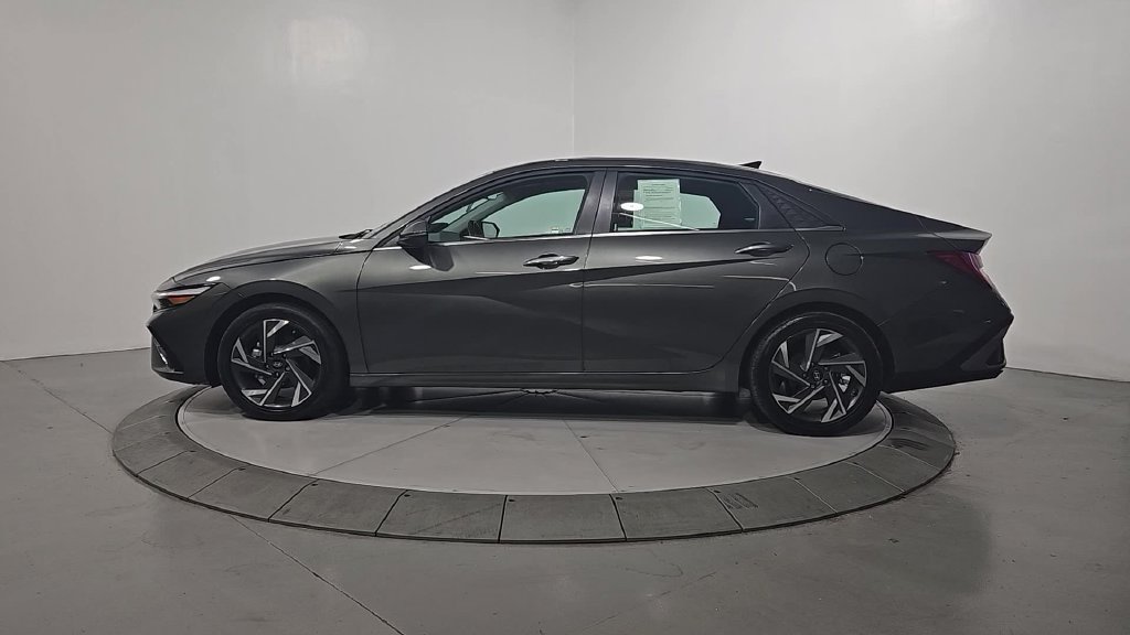 Certified 2025 Hyundai Elantra Limited w/ Cargo Package FWD image 2
