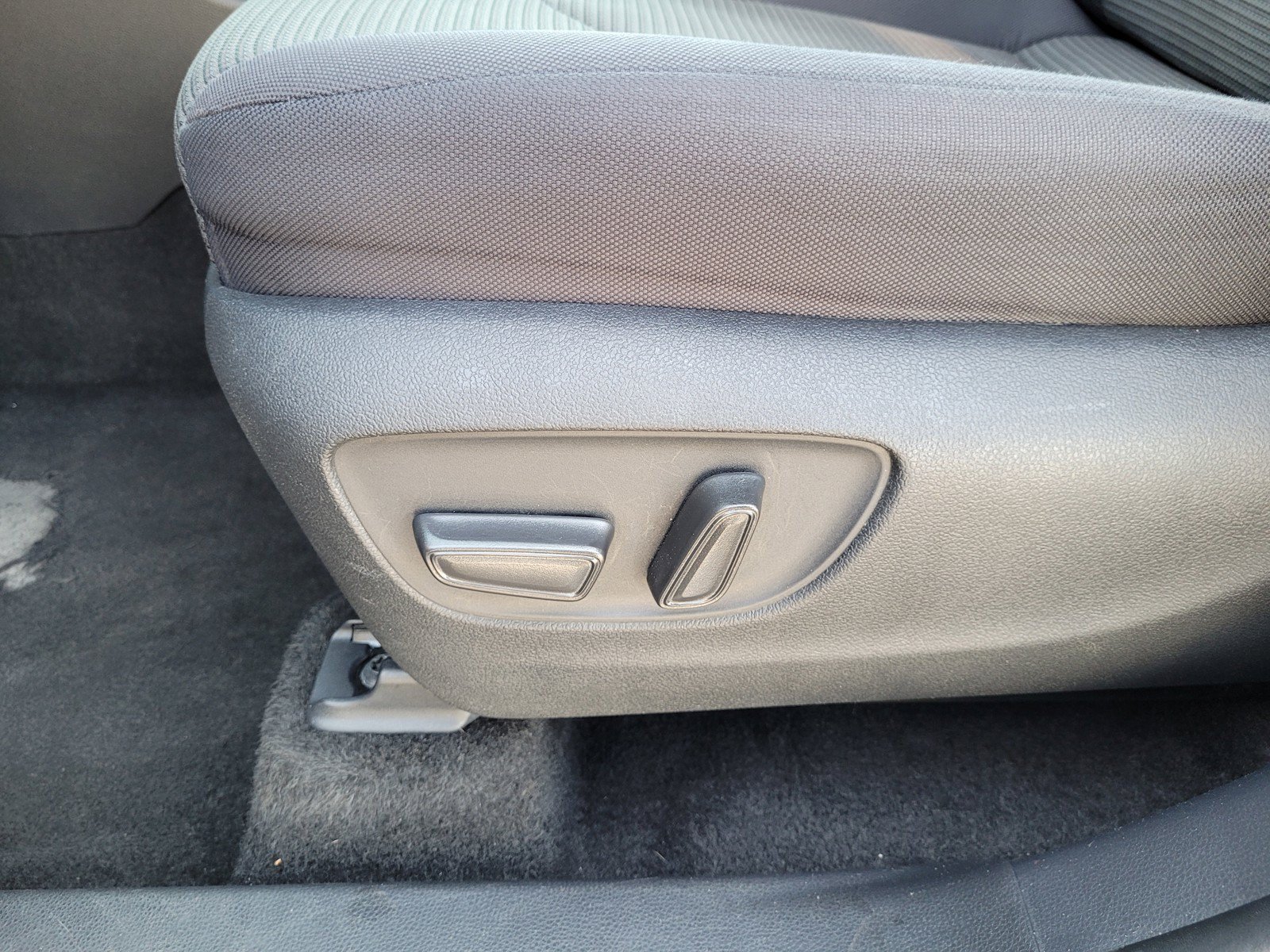 Used 2024 Toyota Highlander LE AWD/4WD image 12