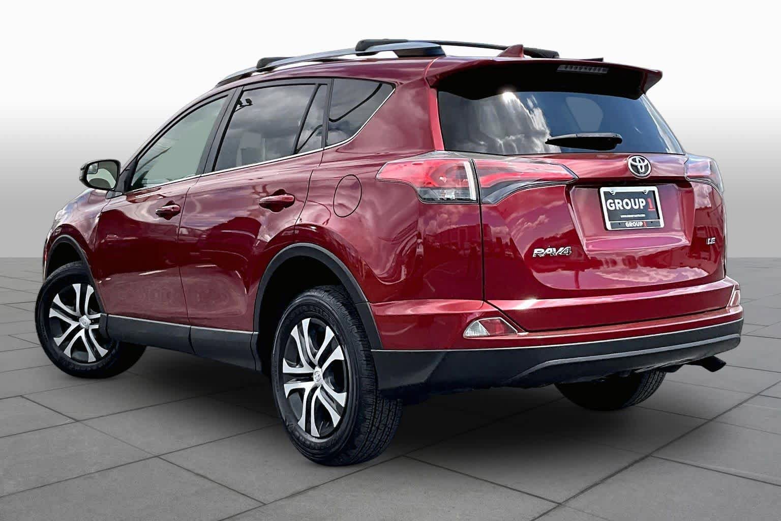 Used 2018 Toyota RAV4 LE image 12