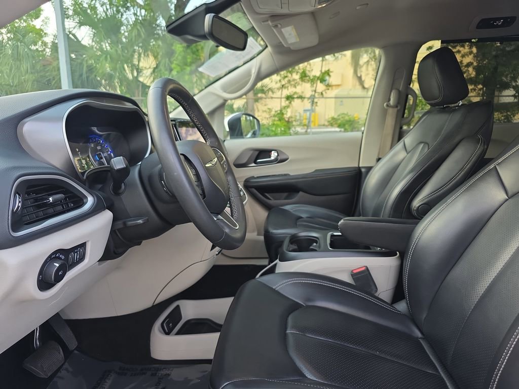 Used 2023 Chrysler Pacifica Touring-L FWD image 21