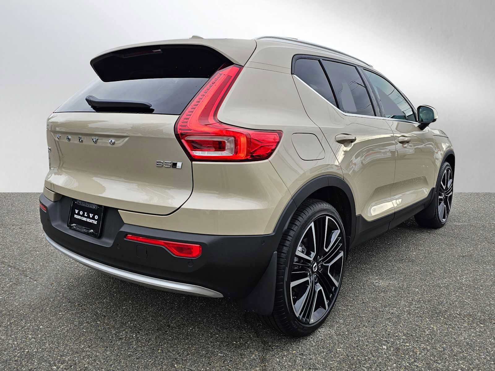 New 2025 Volvo XC40 B5 Plus w/ Climate Package AWD/4WD image 7