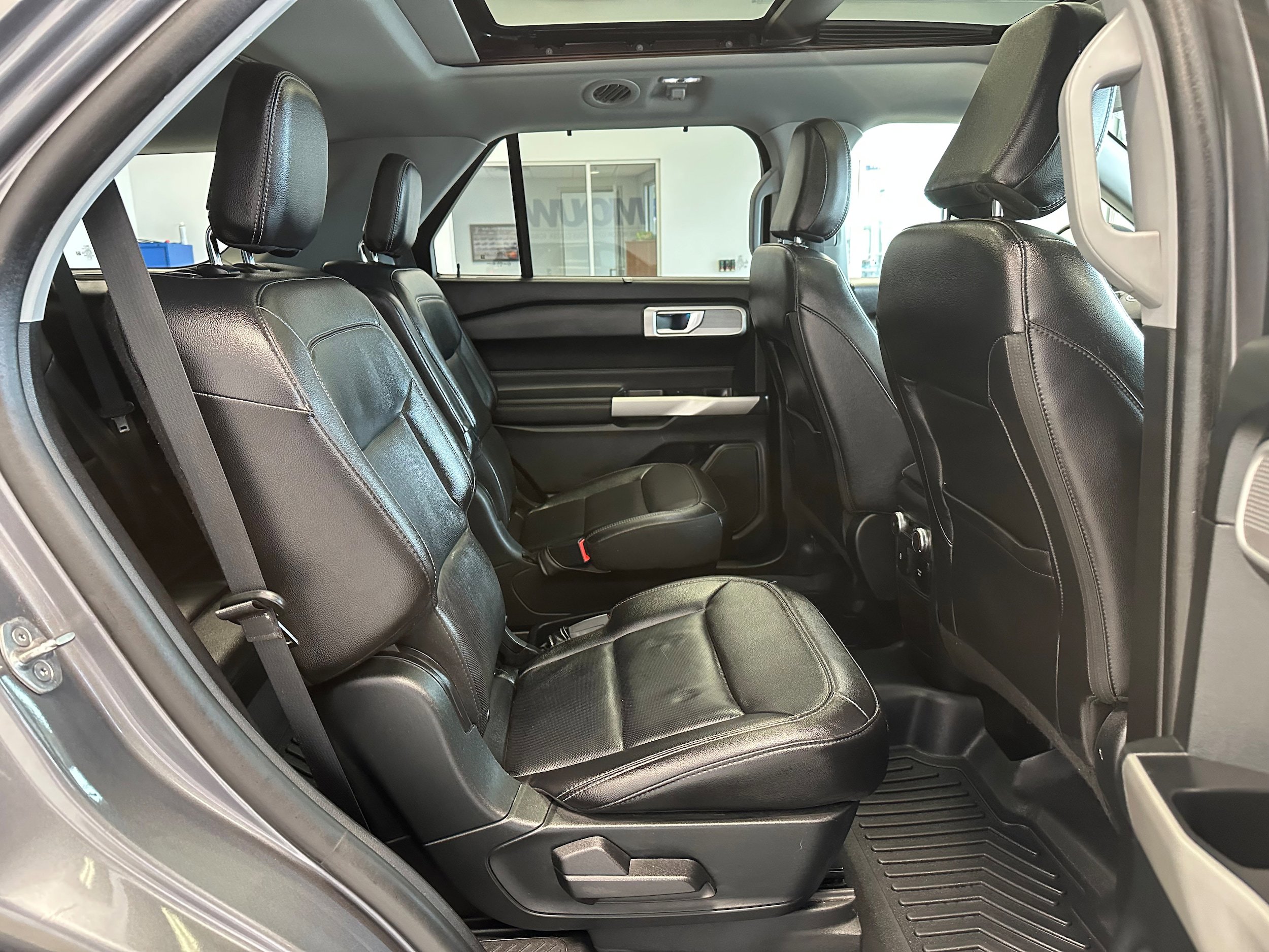 Used 2021 Ford Explorer Limited w/ Equipment Group 301A AWD/4WD image 14