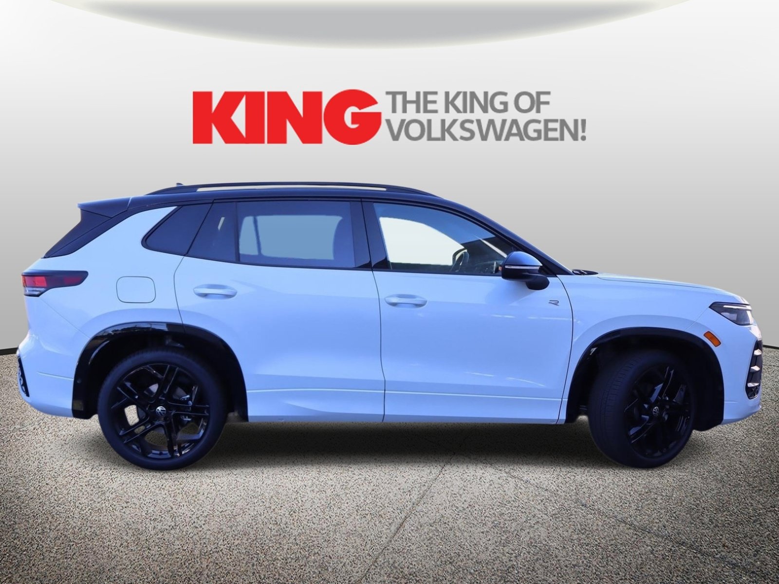 New 2026 Volkswagen Tiguan SE R-Line FWD image 2
