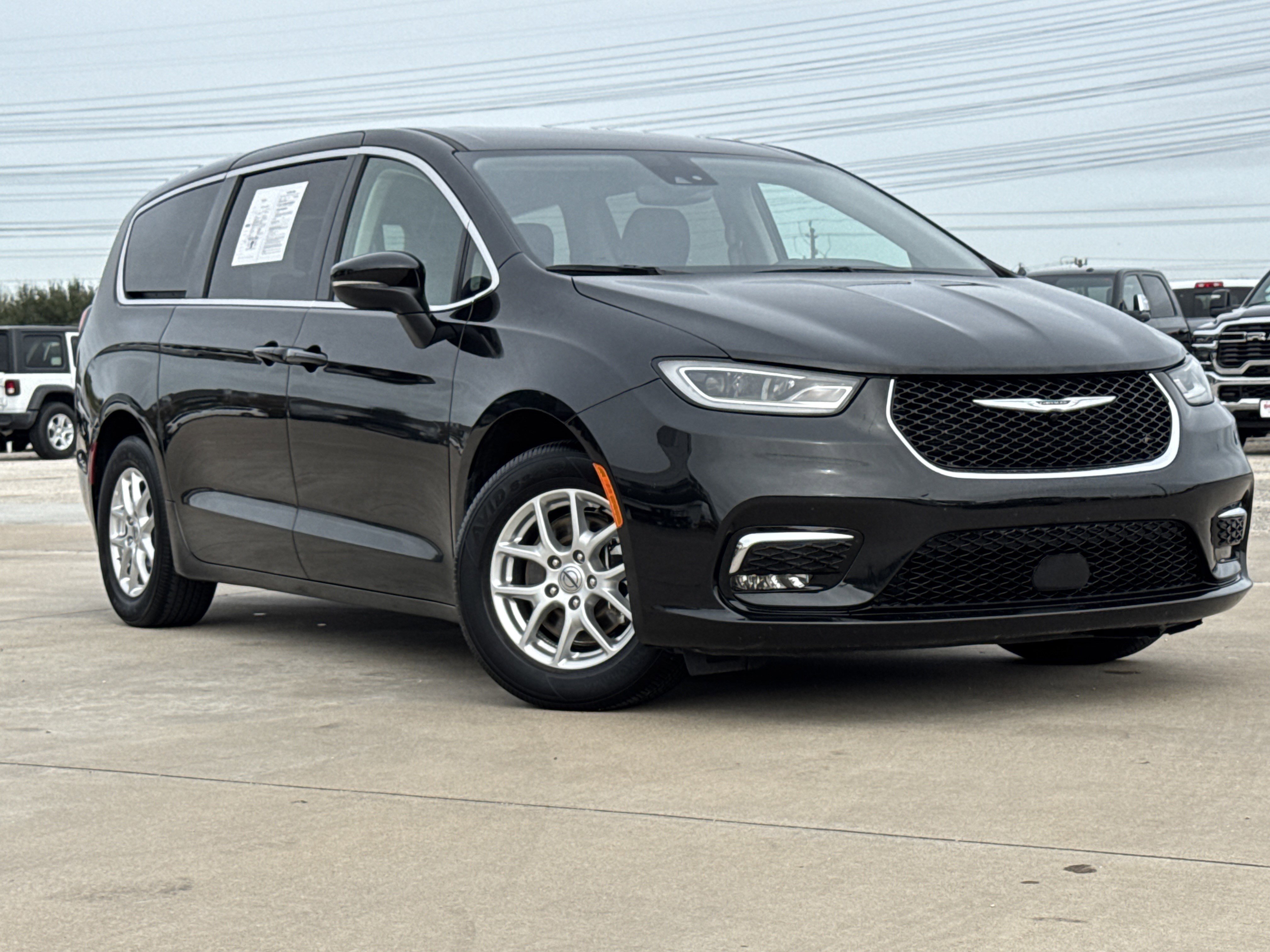 Used 2023 Chrysler Pacifica Touring-L image 2
