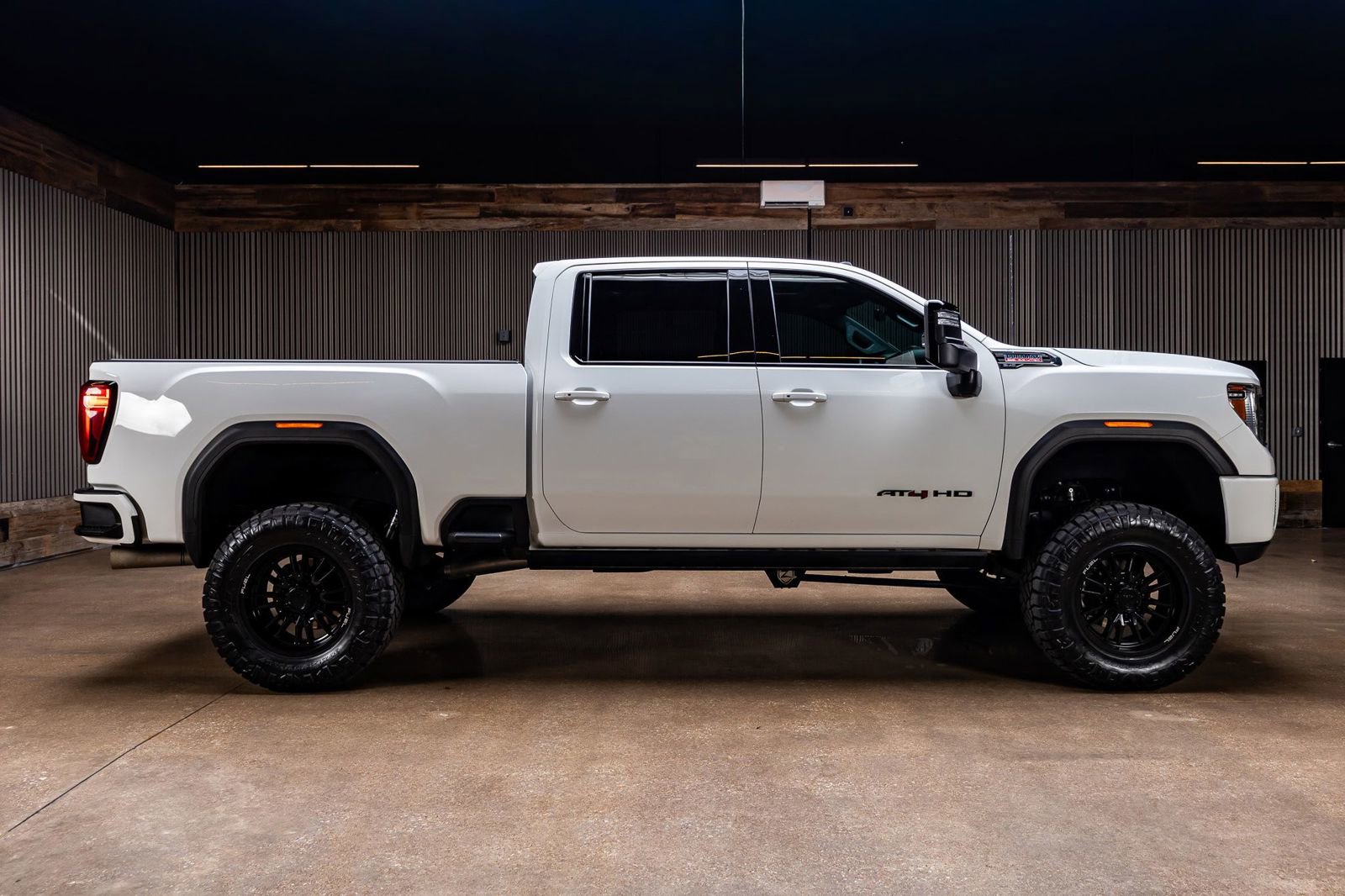 Used 2021 GMC Sierra 2500 AT4 w/ AT4 Premium Plus Package AWD/4WD image 11