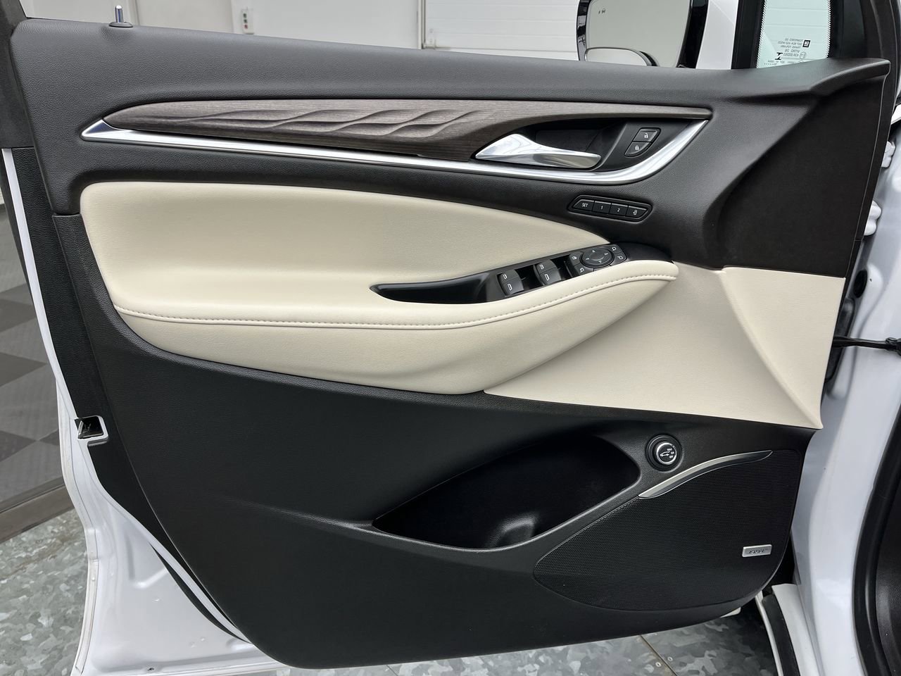 Certified 2023 Buick Enclave Avenir w/ Trailering Package, 5000 lbs. AWD/4WD image 9