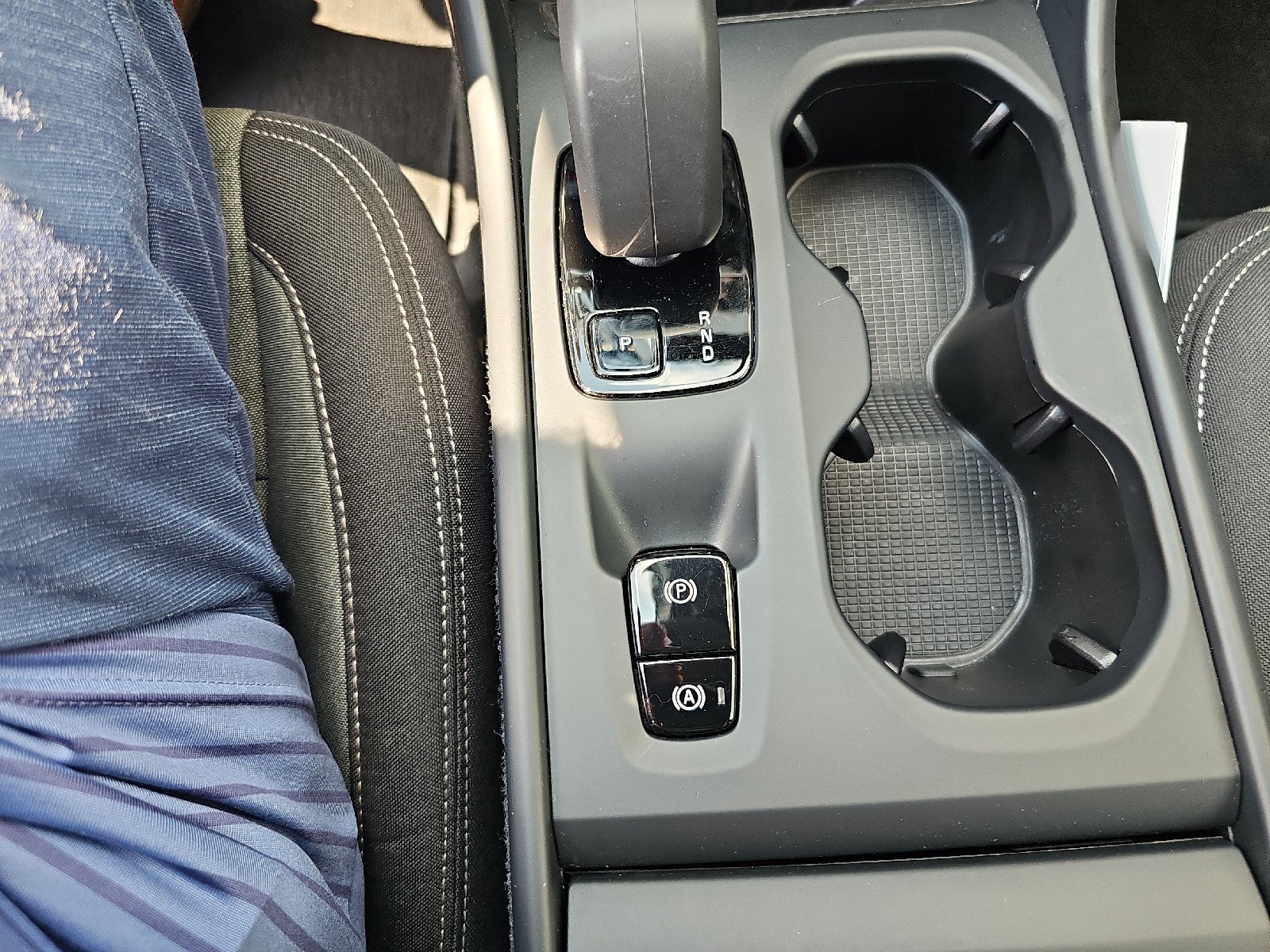 Used 2024 Volvo XC40 B5 Core image 13