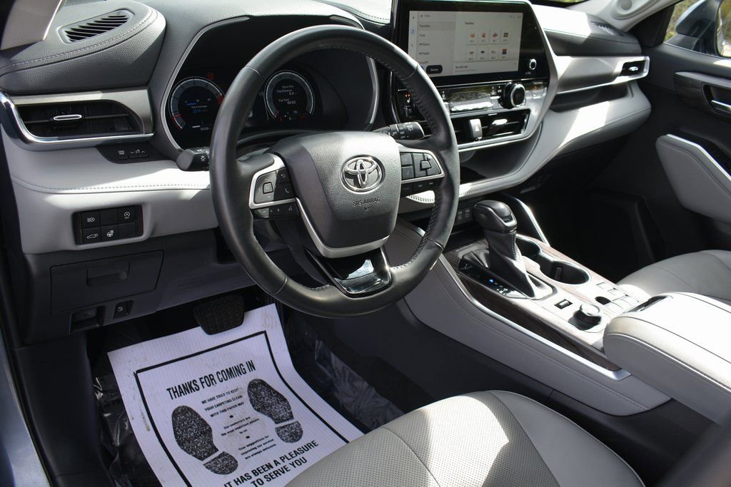 Used 2023 Toyota Highlander Limited image 12