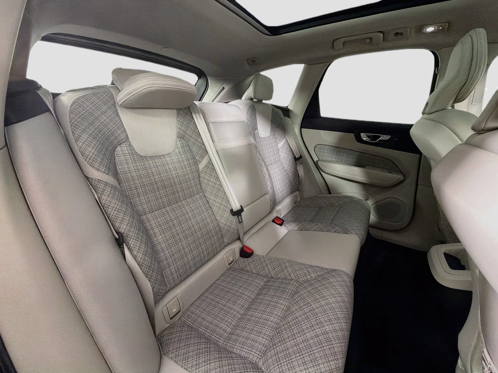 Certified 2022 Volvo XC60 B5 Momentum w/ Advanced Package FWD image 26