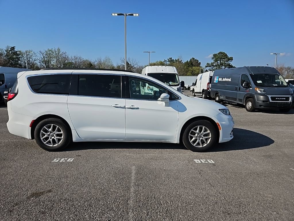 Used 2022 Chrysler Pacifica Touring-L image 8