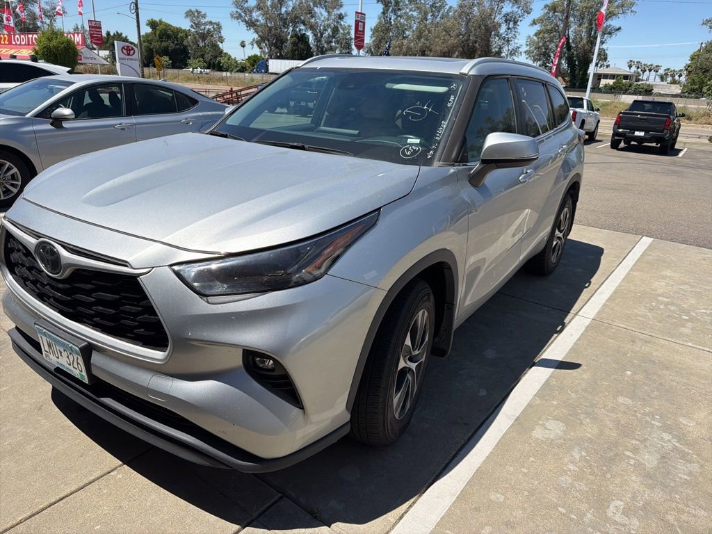 Used 2024 Toyota Highlander XLE AWD/4WD image 2