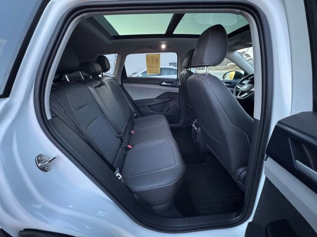 Certified 2024 Volkswagen Taos SE w/ Panoramic Sunroof Package image 21