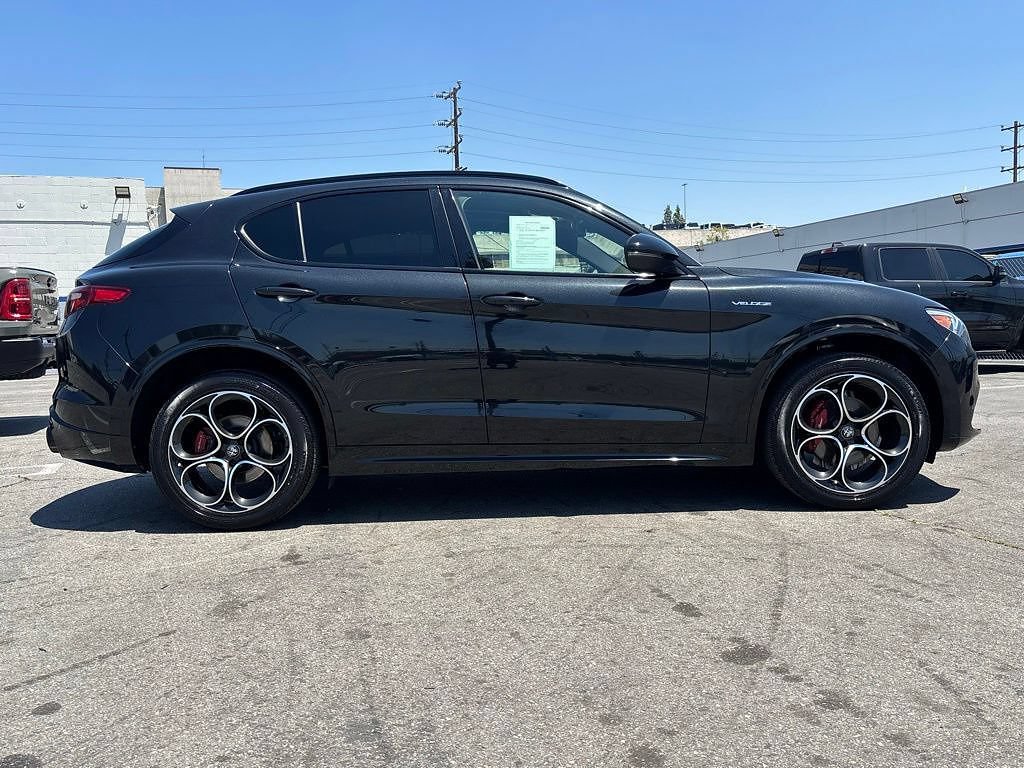 Used 2023 Alfa Romeo Stelvio Veloce AWD/4WD image 2