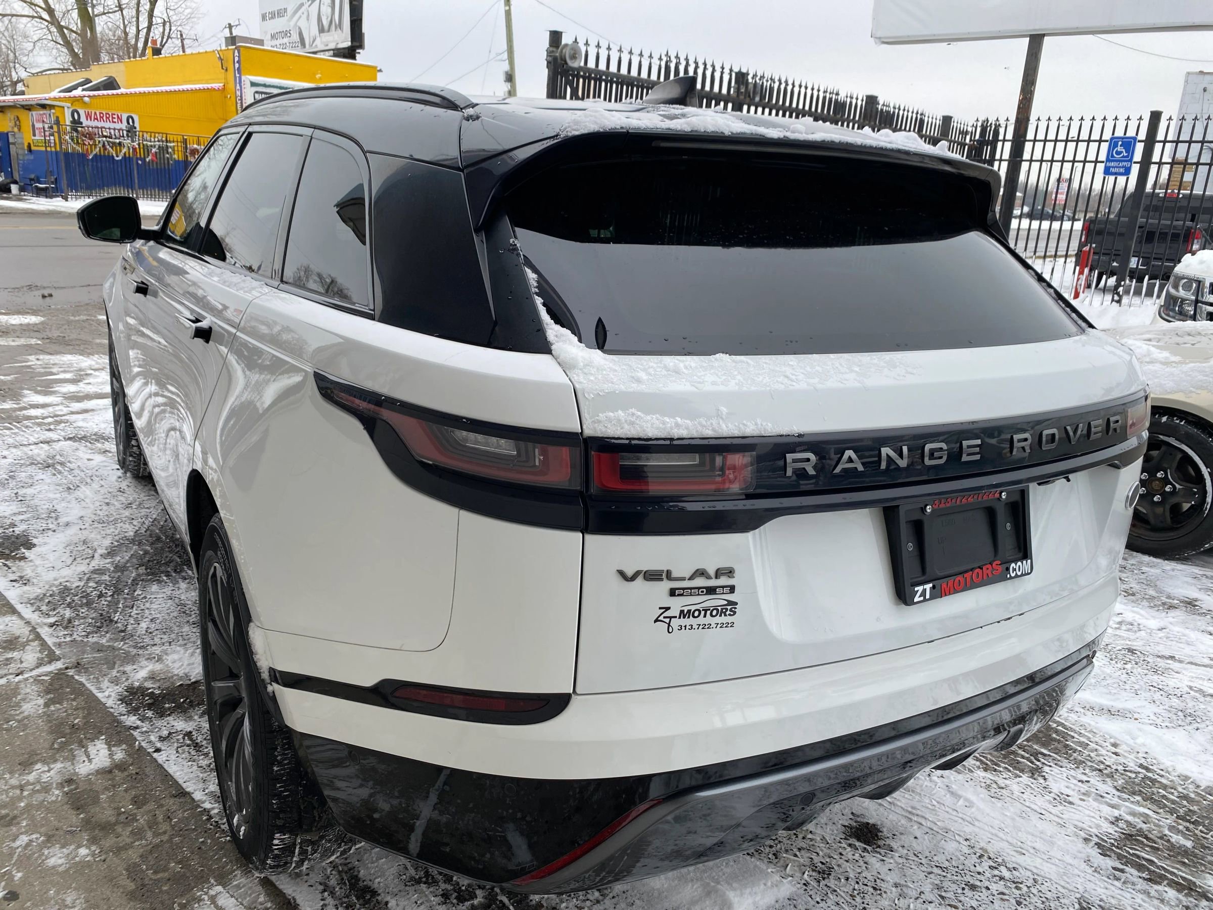 Used 2018 Land Rover Range Rover Velar R-Dynamic SE image 2