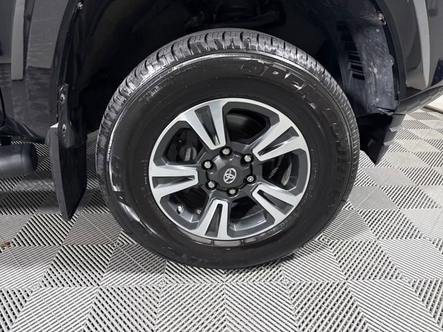 Used 2017 Toyota Tacoma TRD Sport w/ Tow Package (A/T) image 11