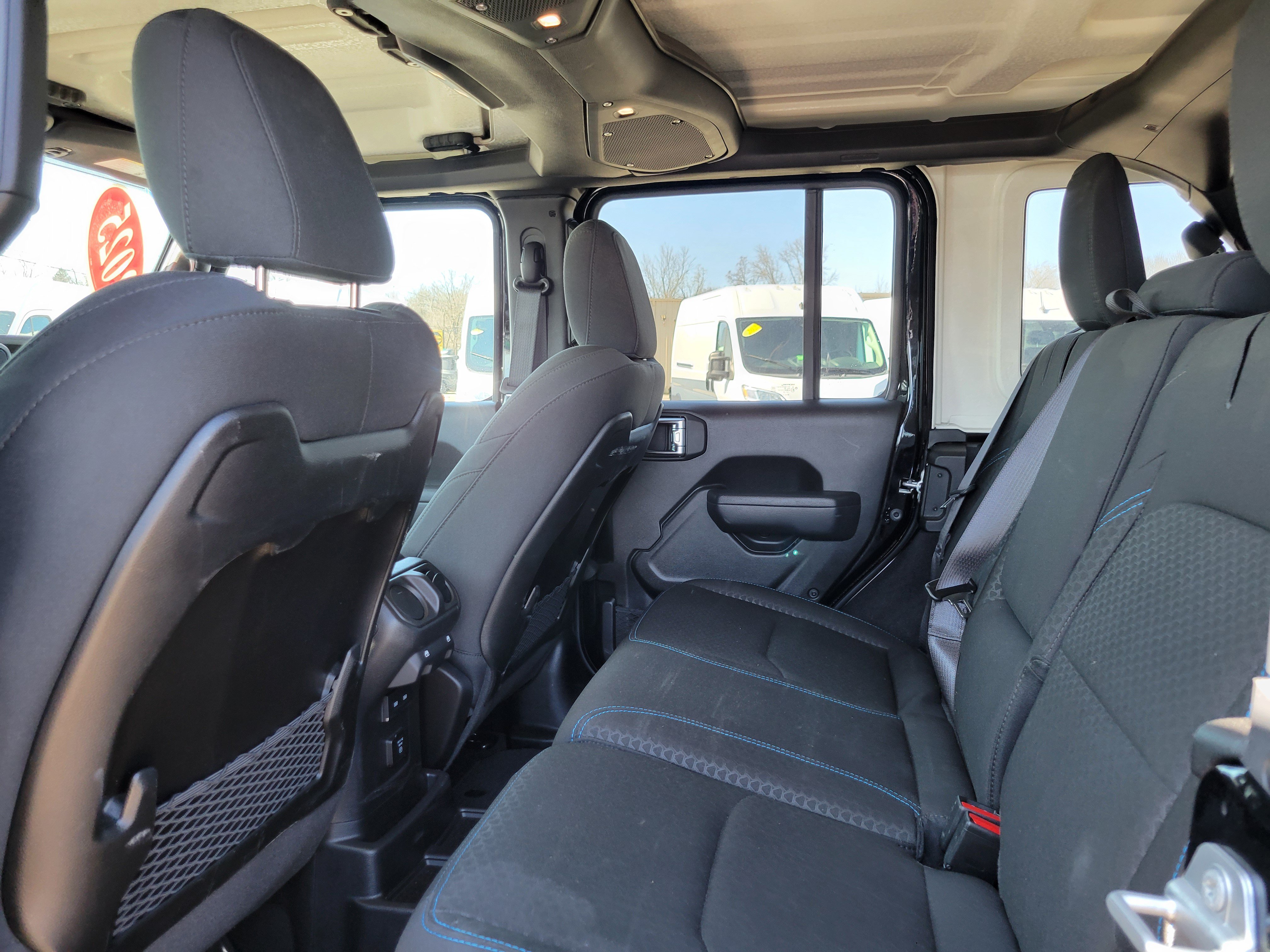 Used 2025 Jeep Wrangler Unlimited Rubicon 4xe w/ Convenience Group AWD/4WD image 17