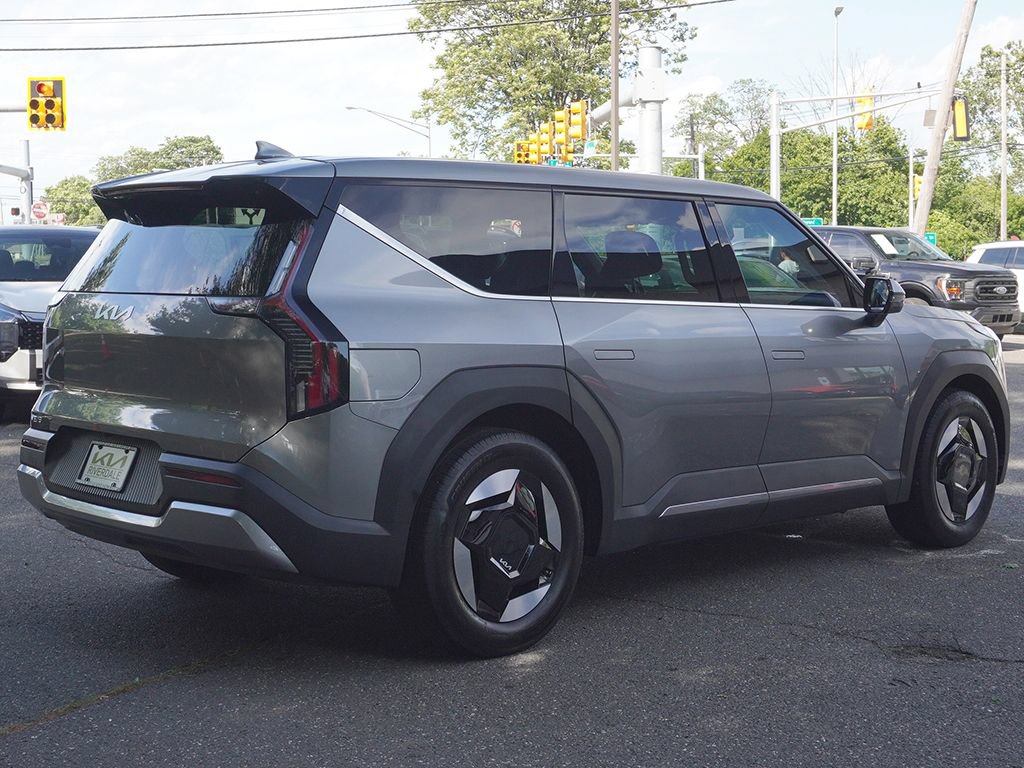 Used 2024 Kia EV9 Light Long Range RWD image 11