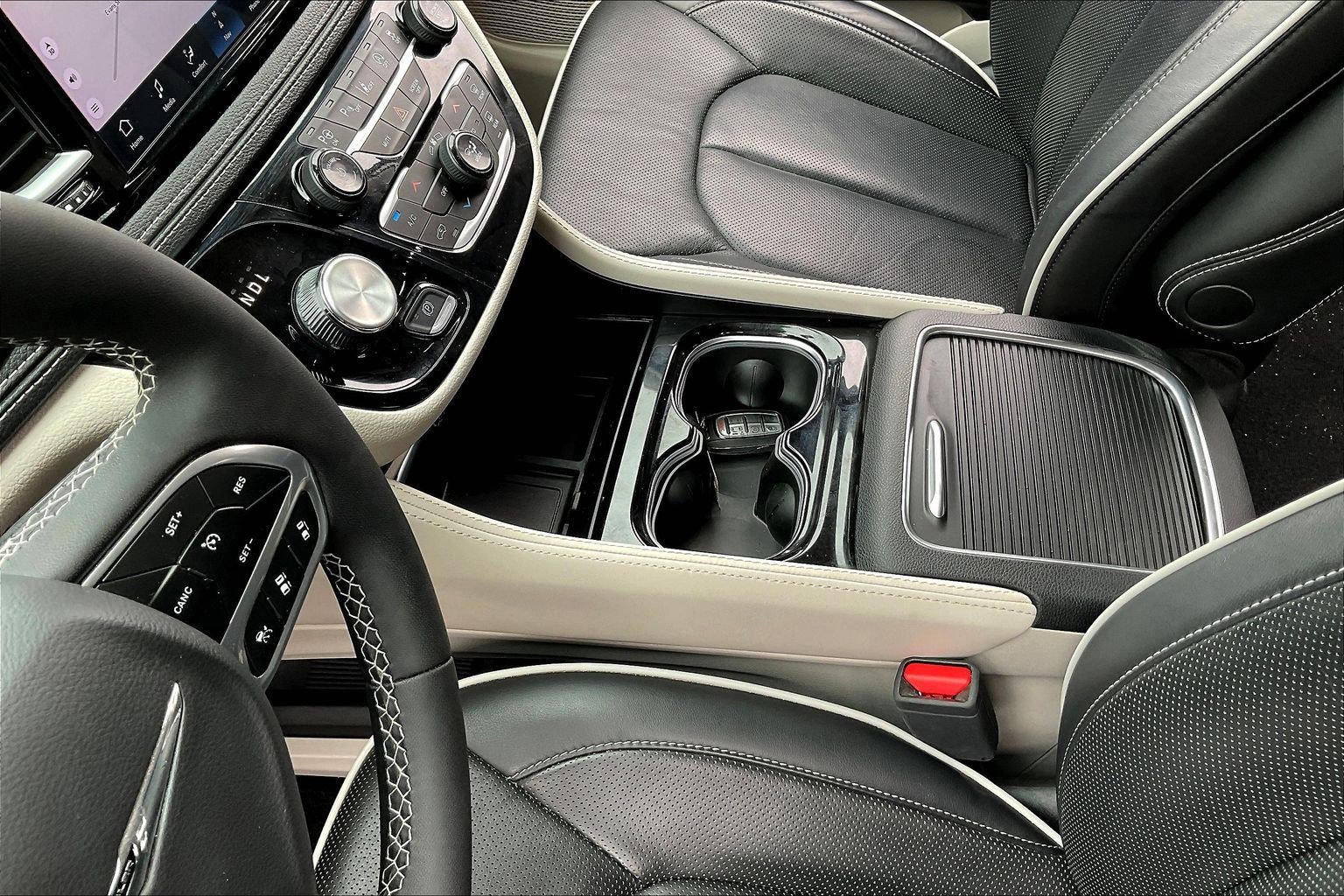 Used 2024 Chrysler Pacifica Limited image 14