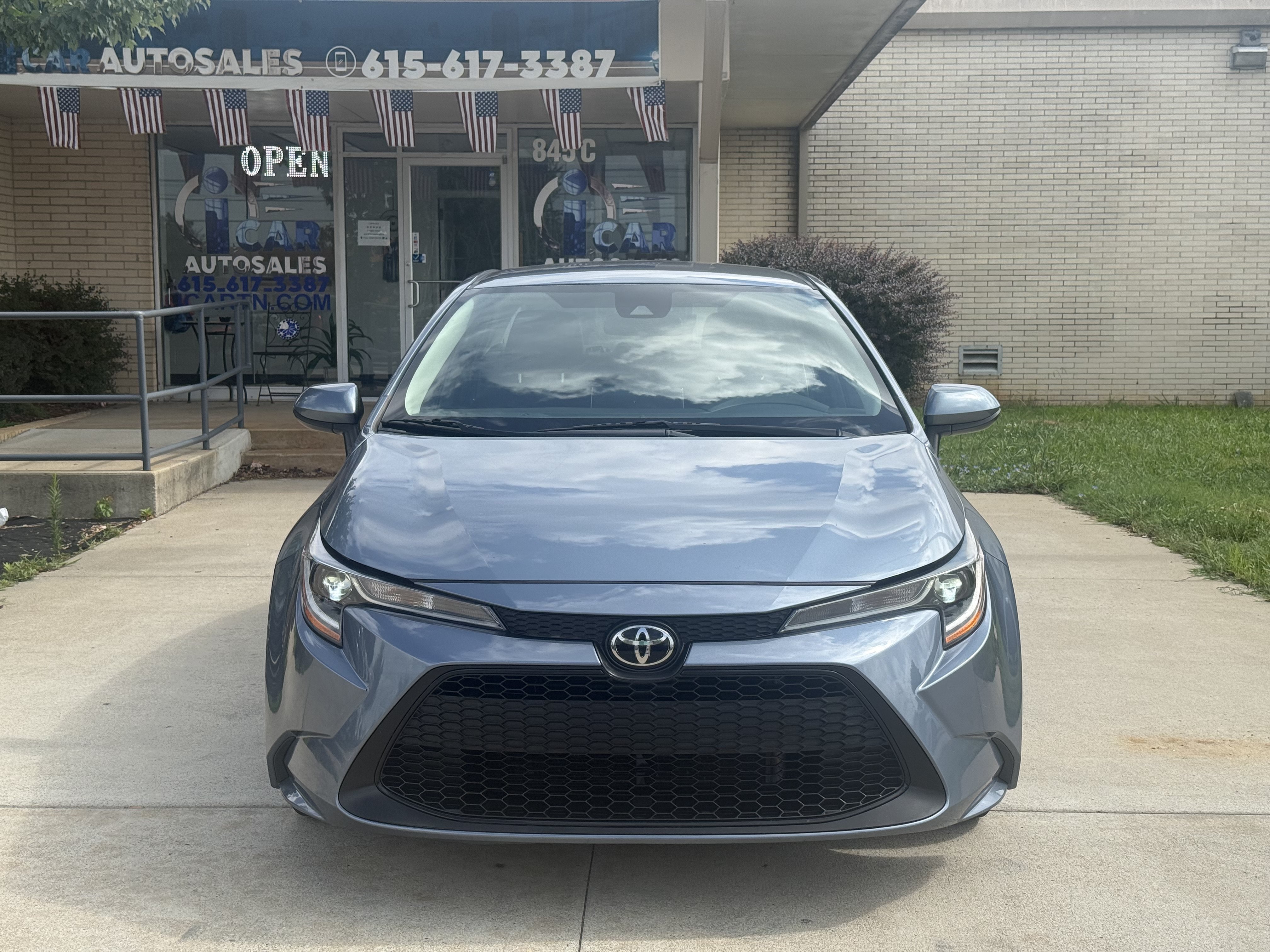 Used 2021 Toyota Corolla LE FWD image 2