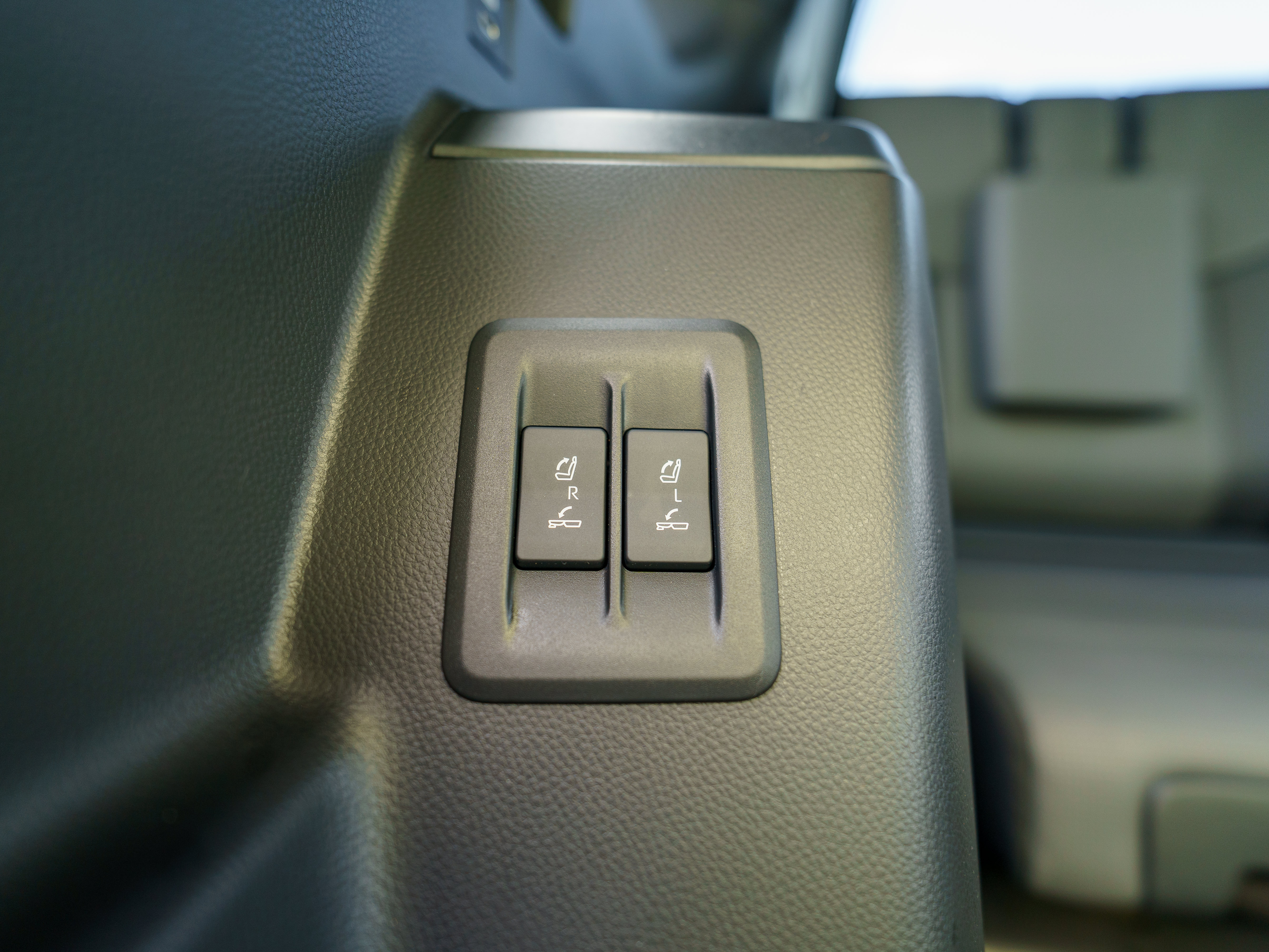 Used 2024 Lexus GX 550 w/ Accessory Package (2T) AWD/4WD image 17