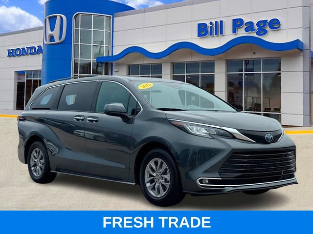 Used 2025 Toyota Sienna XLE image 1