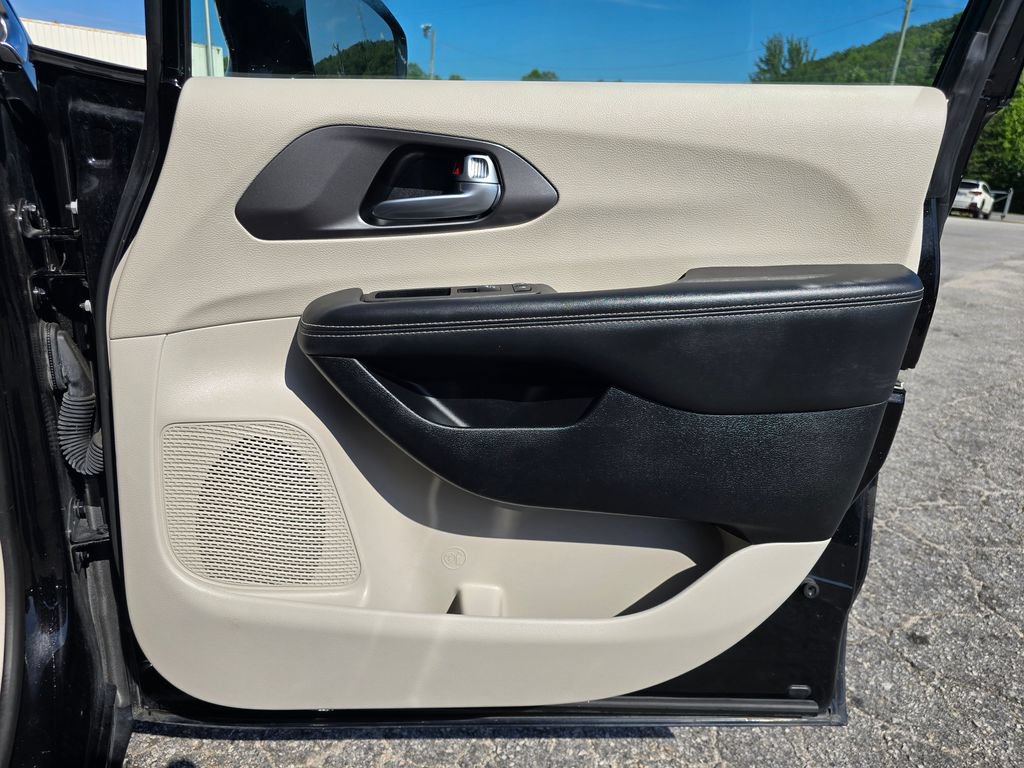 Used 2024 Chrysler Pacifica Touring-L FWD image 45