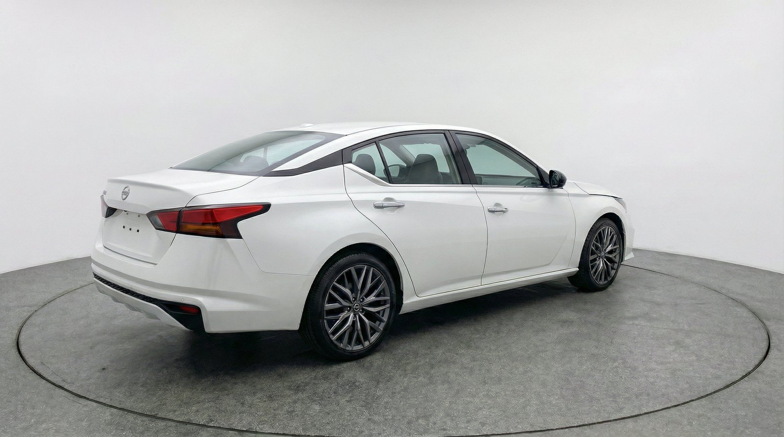 Used 2025 Nissan Altima 2.5 SV FWD image 9