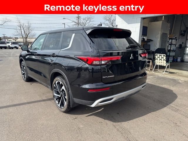 Used 2025 Mitsubishi Outlander SE image 4