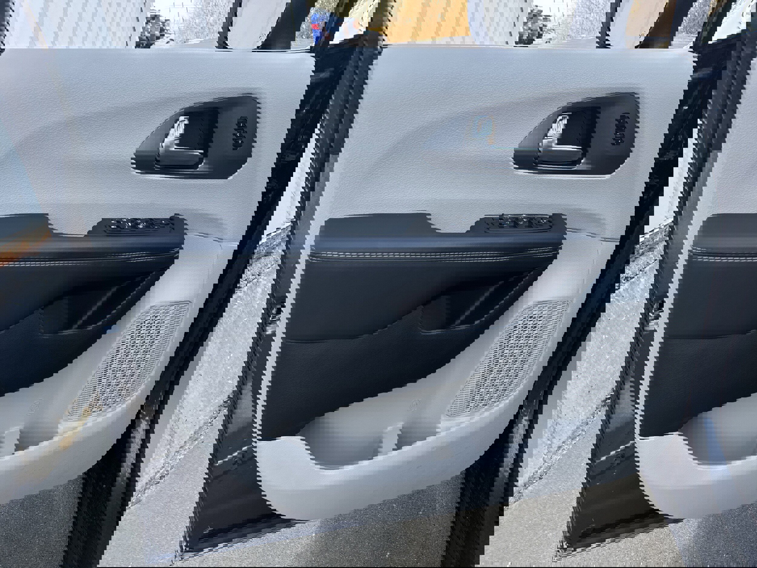 Used 2023 Chrysler Pacifica Touring-L image 7